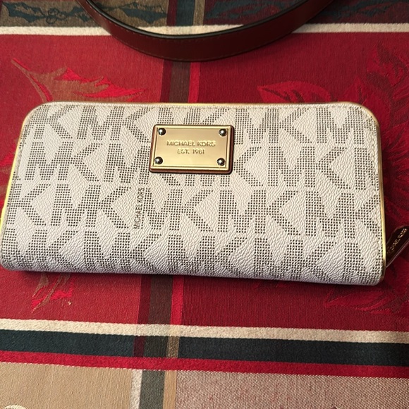 MK handbag and wallet set bought at Same times white w/tan handbag - Picture 10 of 16